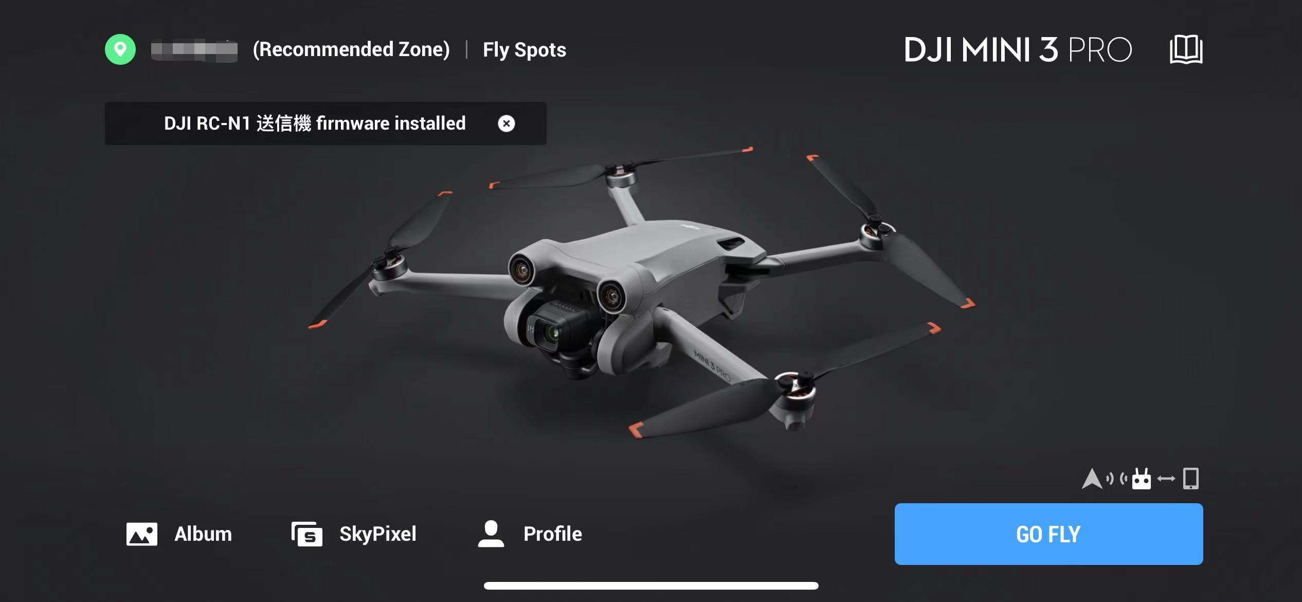 En skärmdump av DJI Fly-appen visar DJI Mini 3 Pro-drönaren med alternativ och statusmeddelanden, inklusive "Recommended Zone" och firmwarestatus. Knappar för "Album", "SkyPixel", "Profile" och "Go Fly" syns också.