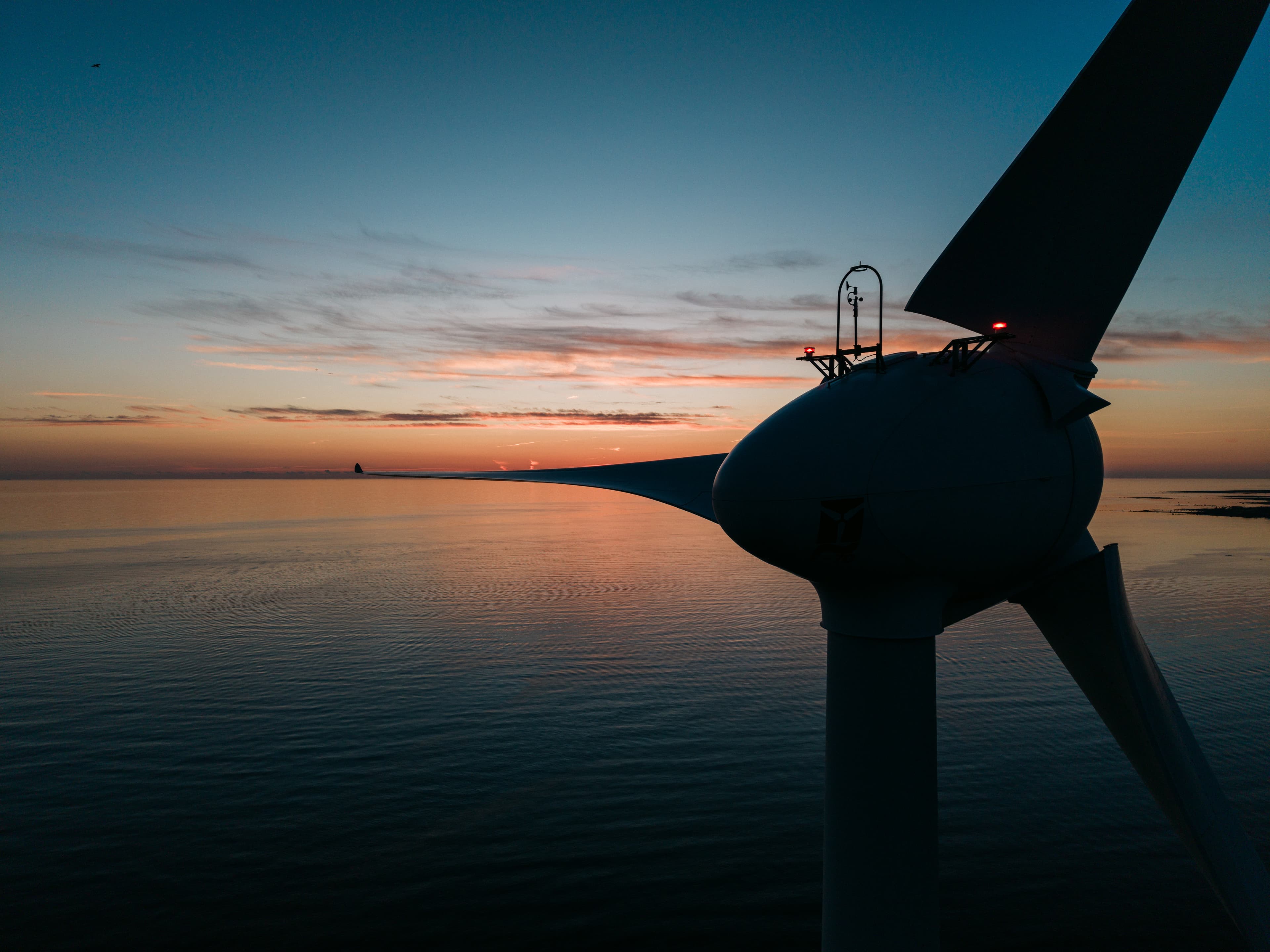 Vindkraftverk i solnedgång. Tagen med DJI Air 3S