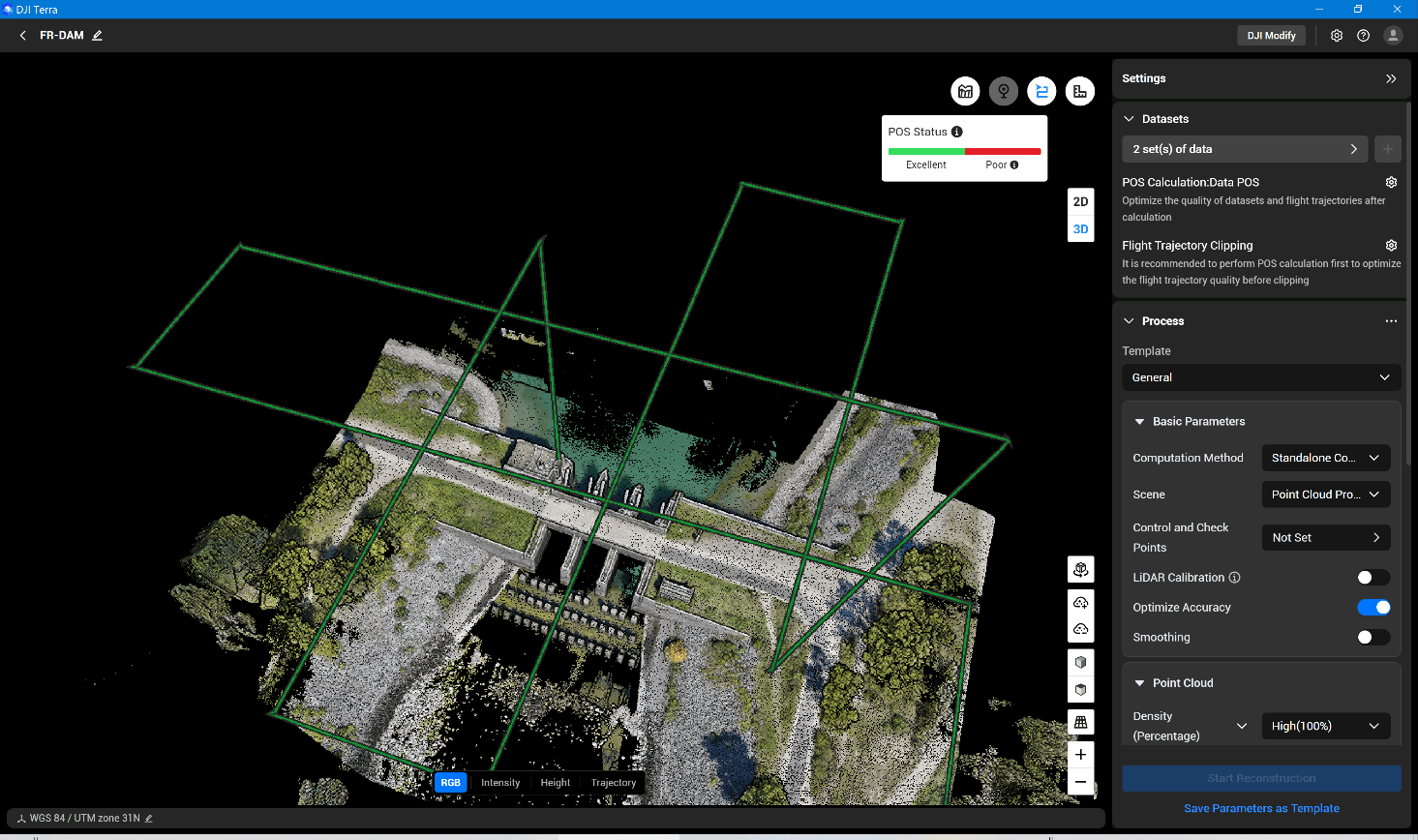En 3D-modell av en dam visas i DJI Terra-programvaran, med gröna linjer som markerar flygvägar och inställningar för databehandling synliga på sidan.