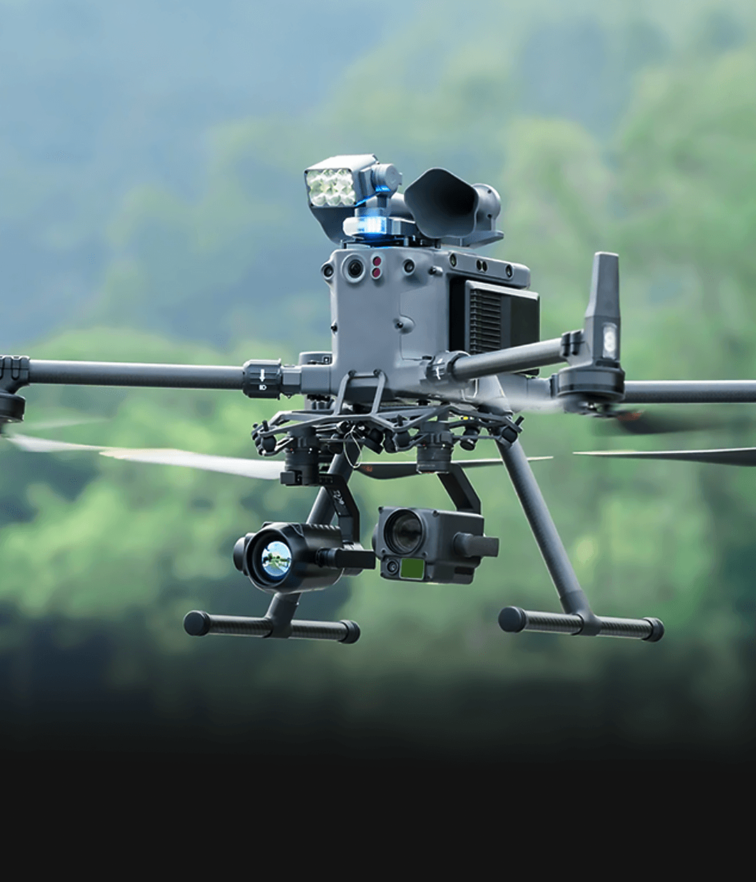 En avancerad drönare utrustad med flera kameror och sensorer svävar över en grönskande skogsmiljö.