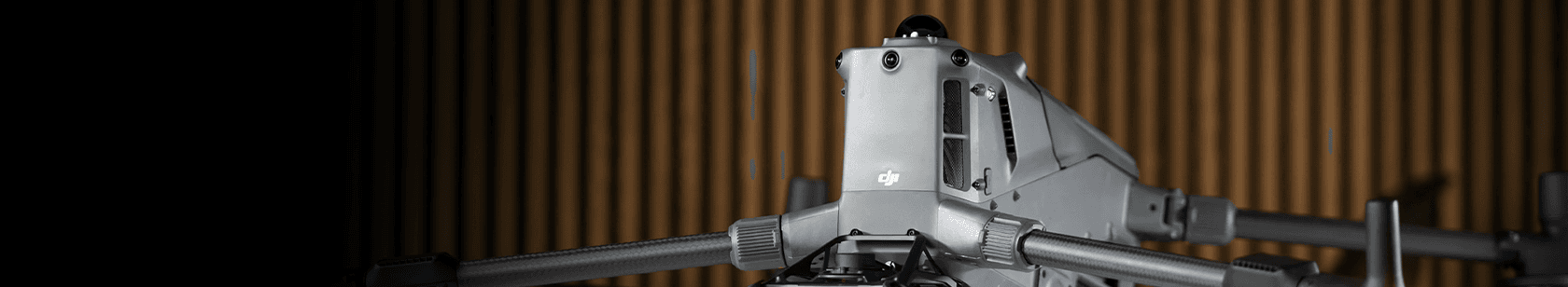 DJI Matrice 400 - drönare med värmekamera, närbild på kroppen med sensorer och LiDAR framför träpanel