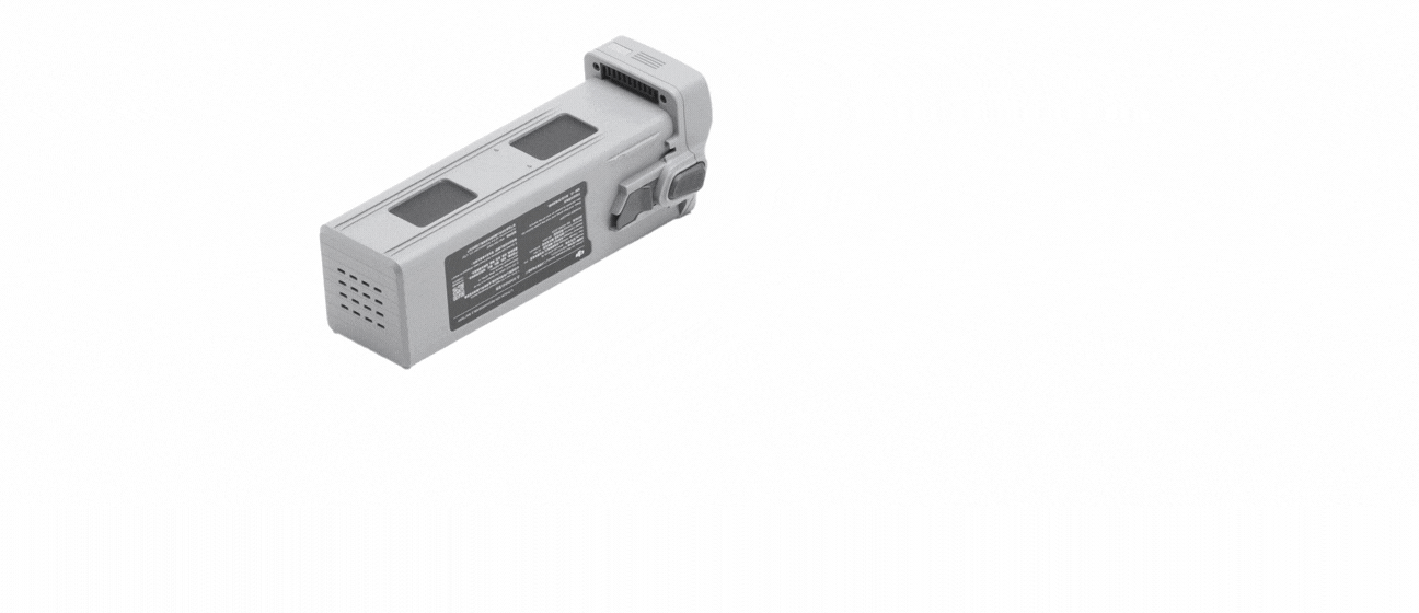 DJI Matrice 4-drönarbatterier visas mot en vit bakgrund, med detaljerade etiketter och anslutningar synliga.
