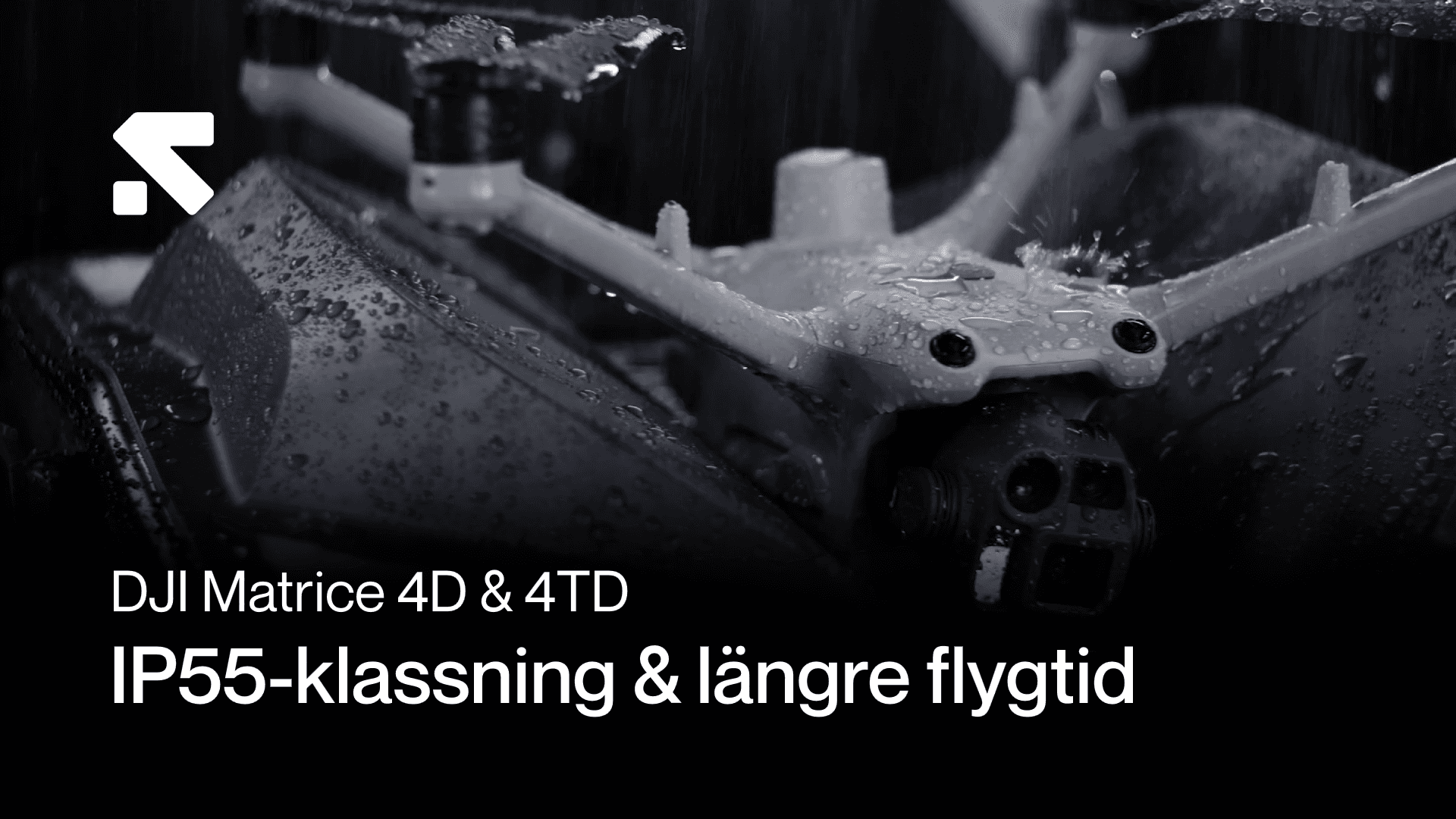 En närbild av en DJI Matrice-drönare täckt av vattendroppar, med text som framhäver dess IP55-klassning och längre flygtid.