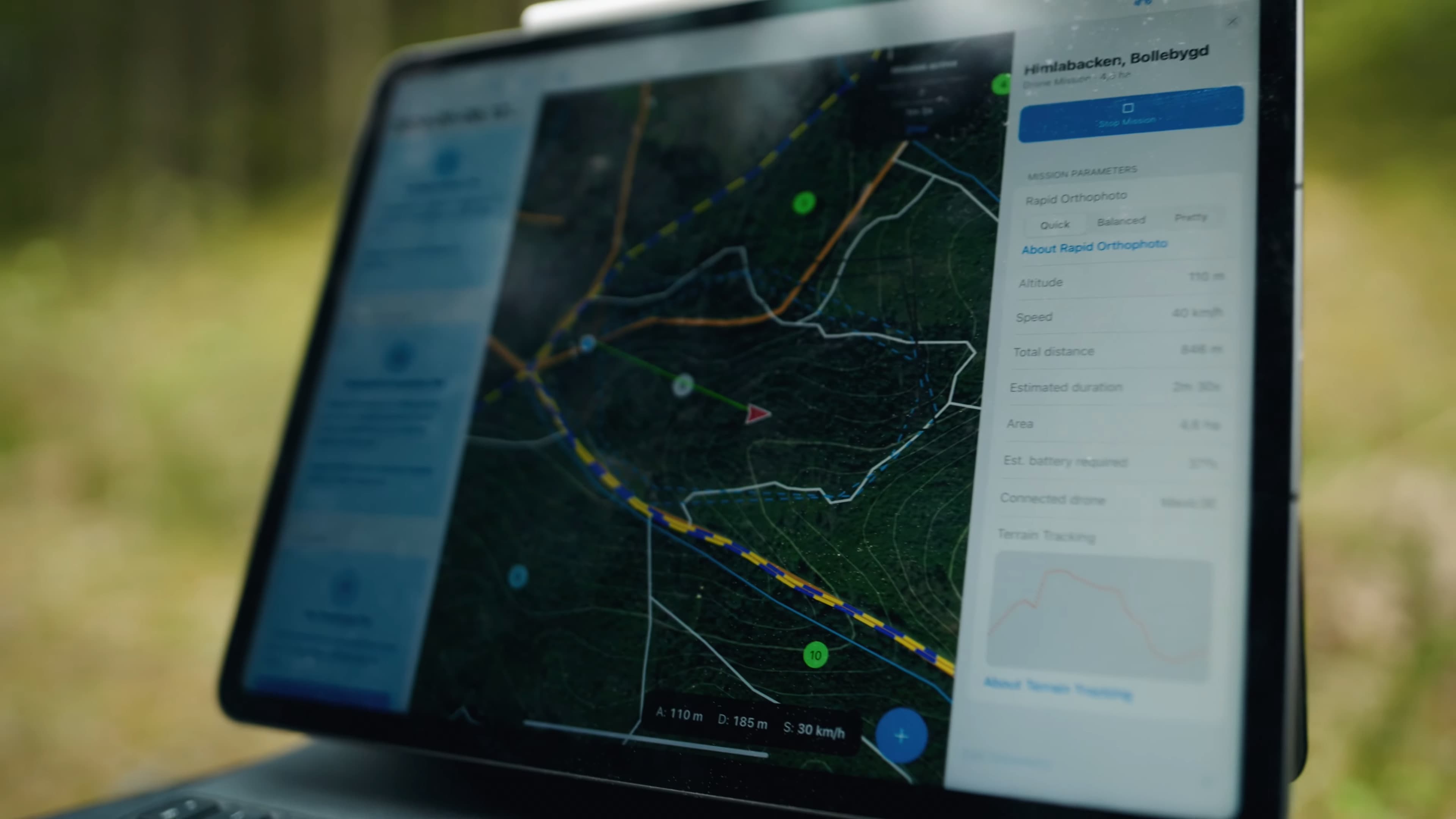 En bärbar dator visar en detaljerad kartapplikation med flyginformation och uppdragsparametrar för drönarnavigering.