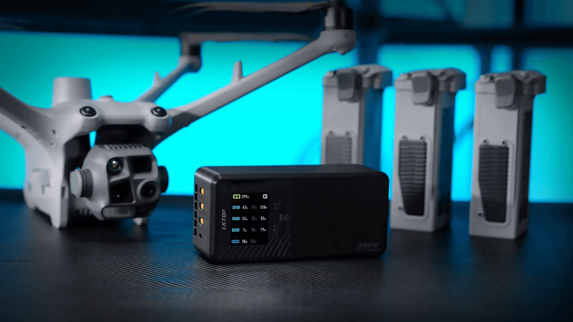 En drönare och tre batterier står bredvid en kraftfull laddningsstation med digital display i en futuristisk miljö.