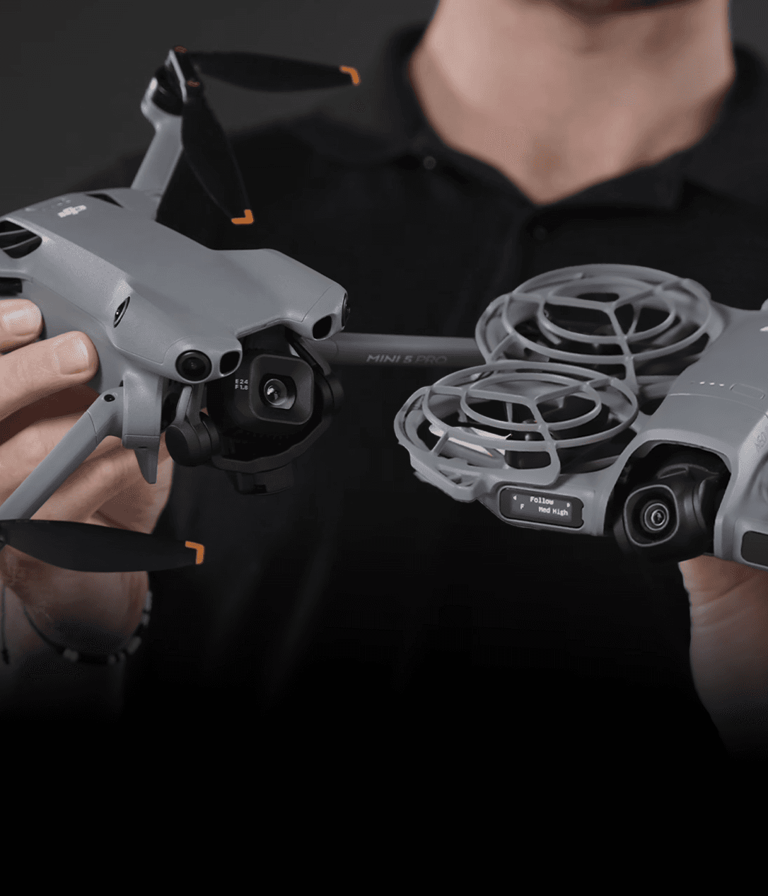 Två drönare hålls upp för jämförelse, med fokus på deras design och kamerafunktioner.