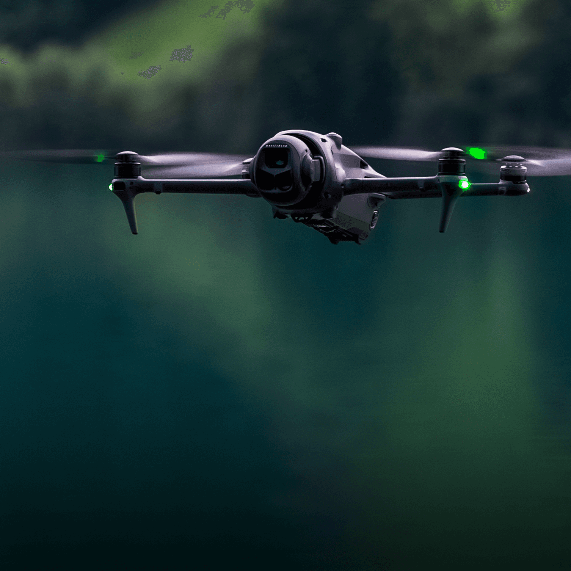En DJI Mavic 4 Pro-drönare svävar över en lugn sjö, omgiven av grönskande natur.