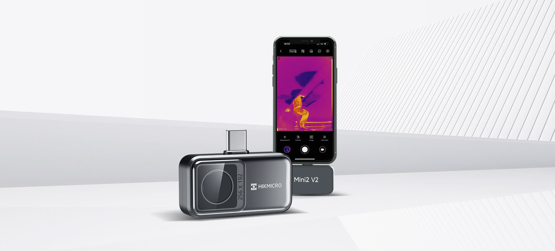 En termisk kameraenhet ansluten till en smartphone visar en värmebild på skärmen, mot en minimalistisk bakgrund.