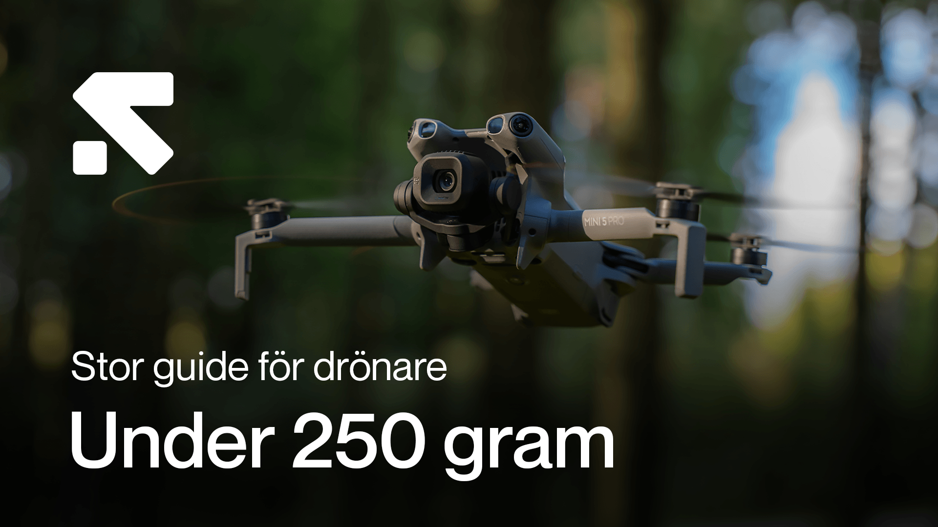 Stor guide: Drönare under 250 gram. En DJI Mini 5 Pro-drönare under 250 gram svävar i en skogsmiljö med texten 'Stor guide för drönare under 250 gram' i förgrunden. en-dronare-svavar.png