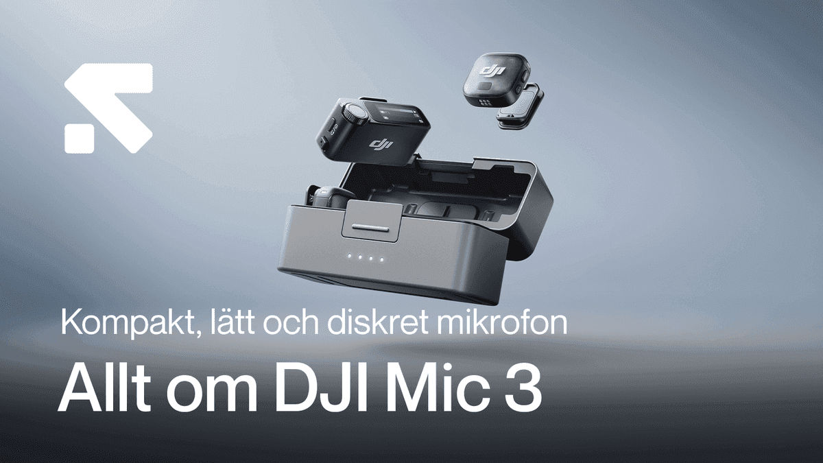 En kompakt och lätt DJI Mic 3-mikrofon visas svävande ovanför sitt laddningsfodral mot en grå bakgrund.