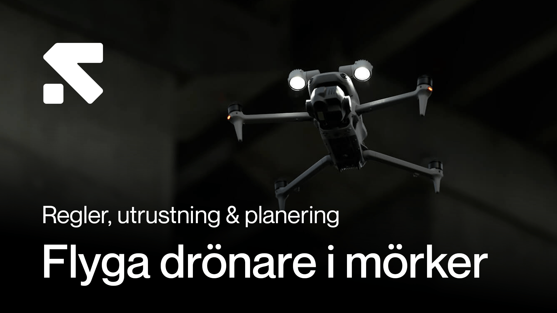 En drönare med lysande lampor flyger i mörker, med text om regler och utrustning för nattflygning. en-dronare-med.png