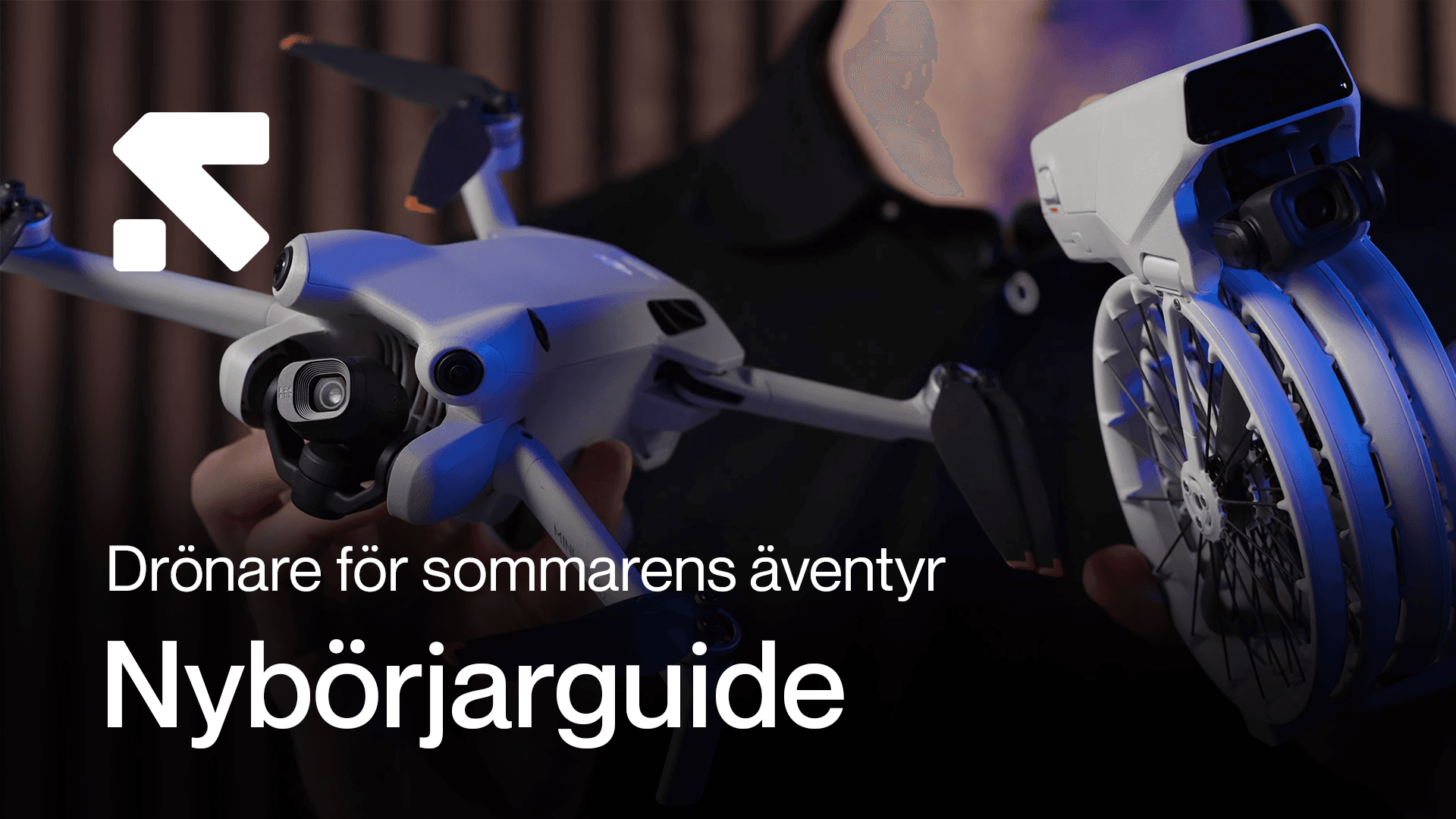 En person håller två olika drönare, en med utfällda propellrar och en hopfälld, mot en bakgrund med texten 'Drönare för sommarens äventyr - Nybörjarguide'.