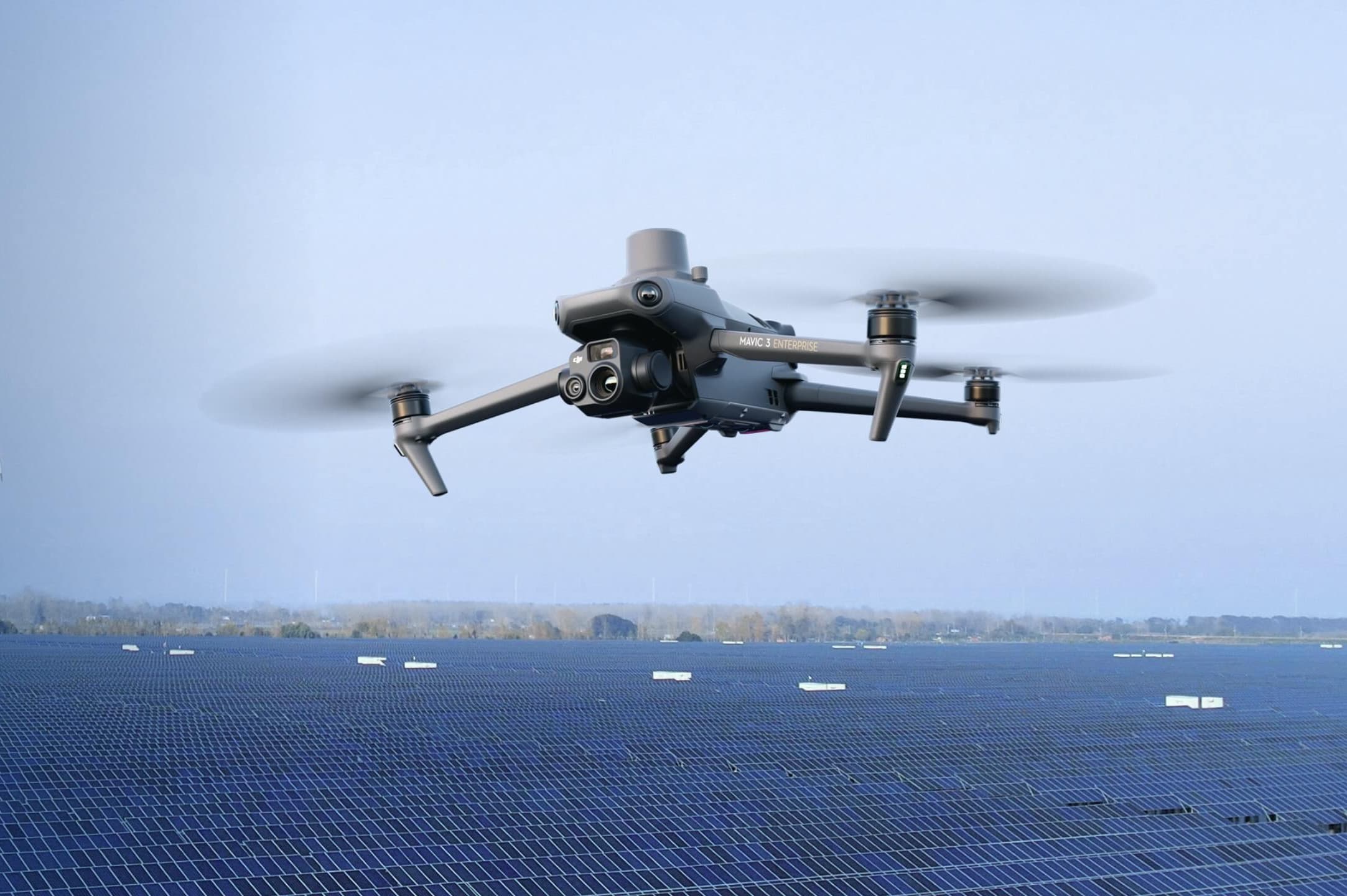 DJI Mavic 3T flyger över solcellspaneler