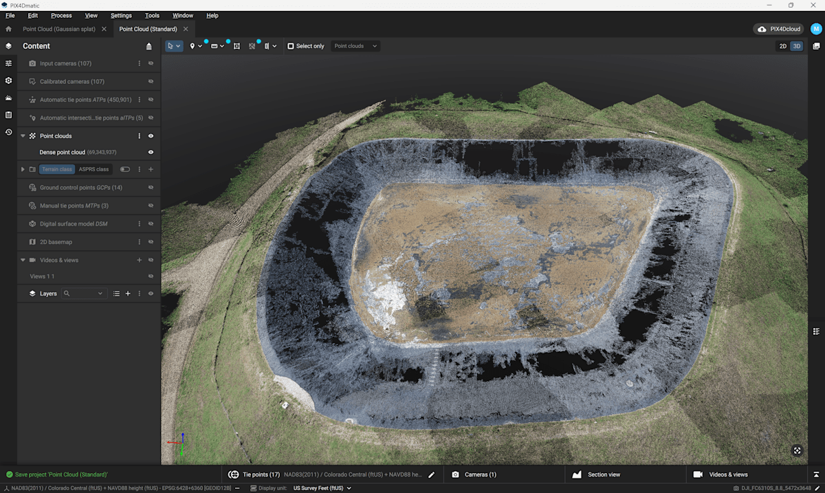 En detaljerad punktmolnsmodell av ett landskap visas i ett 3D-visualiseringsprogram, med fokus på en stor, oval formad struktur omgiven av grönska.
