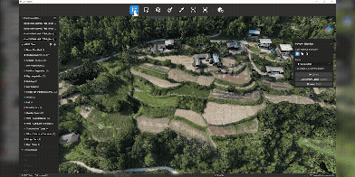 En digital karta visar en detaljerad 3D-modell av ett landsbygdsområde med terrasserade fält och byggnader, omgiven av skog.