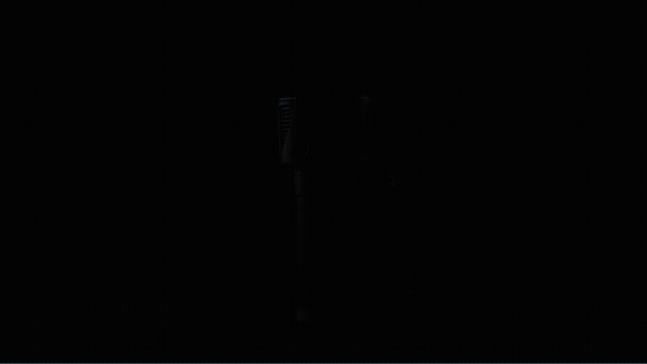 En stark ficklampa i en mörk miljö med subtil belysning som framhäver dess konturer.