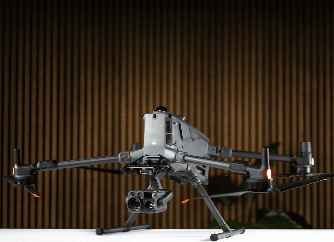 DJI Matrice 400 med Zenmuse H30T - drönare med värmekamera på bord framför träpanel