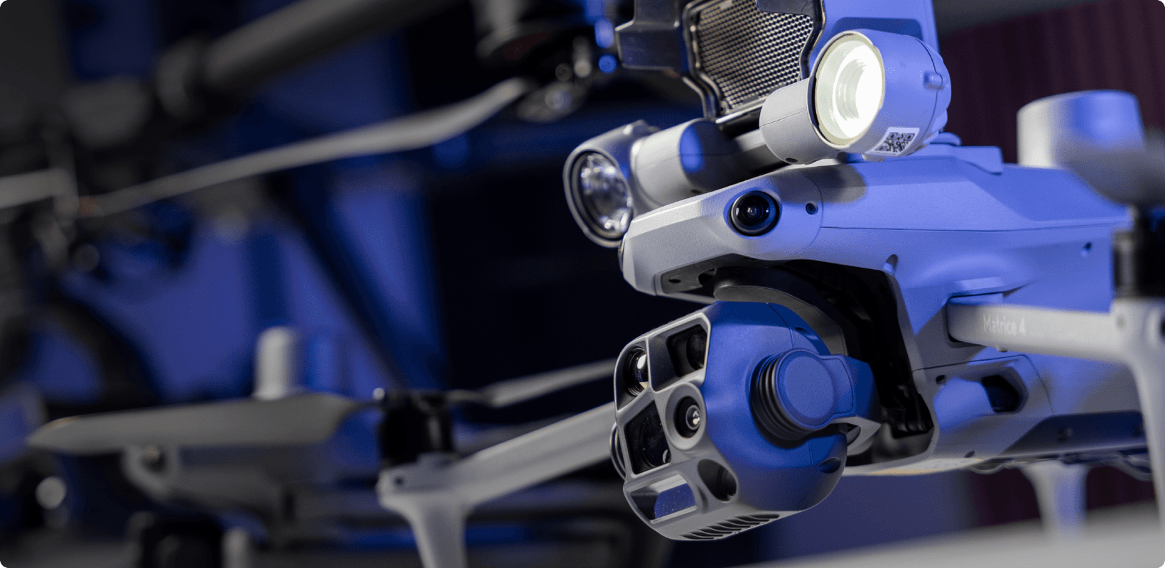 DJI Matrice 4T med AL1 Spotlight i Swedron-lila ljus