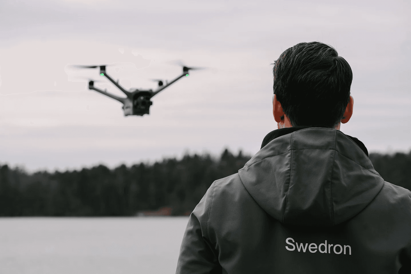 Viktor i Swedron-luvjacka tittar ut över en sjö medan en drönare hovrar i förgrunden. Det närmaste vi kommit ett porträtt.
