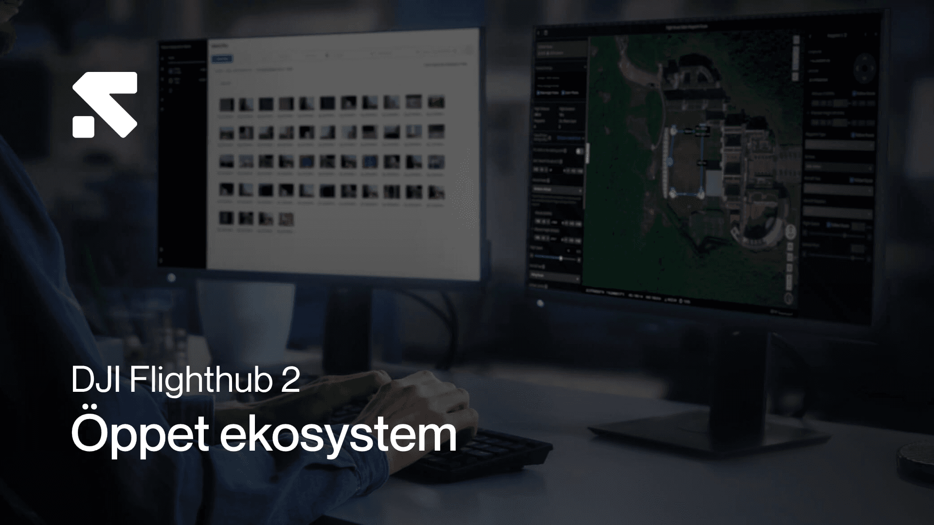 En person arbetar vid en dator med två skärmar som visar DJI Flighthub 2, med kartor och bildhantering.
