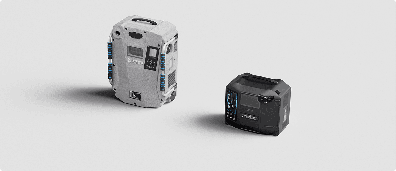 Två bärbara powerstations från CZI med digitala skärmar står på en neutral bakgrund, en i grått och en i svart, båda med handtag för enkel transport.