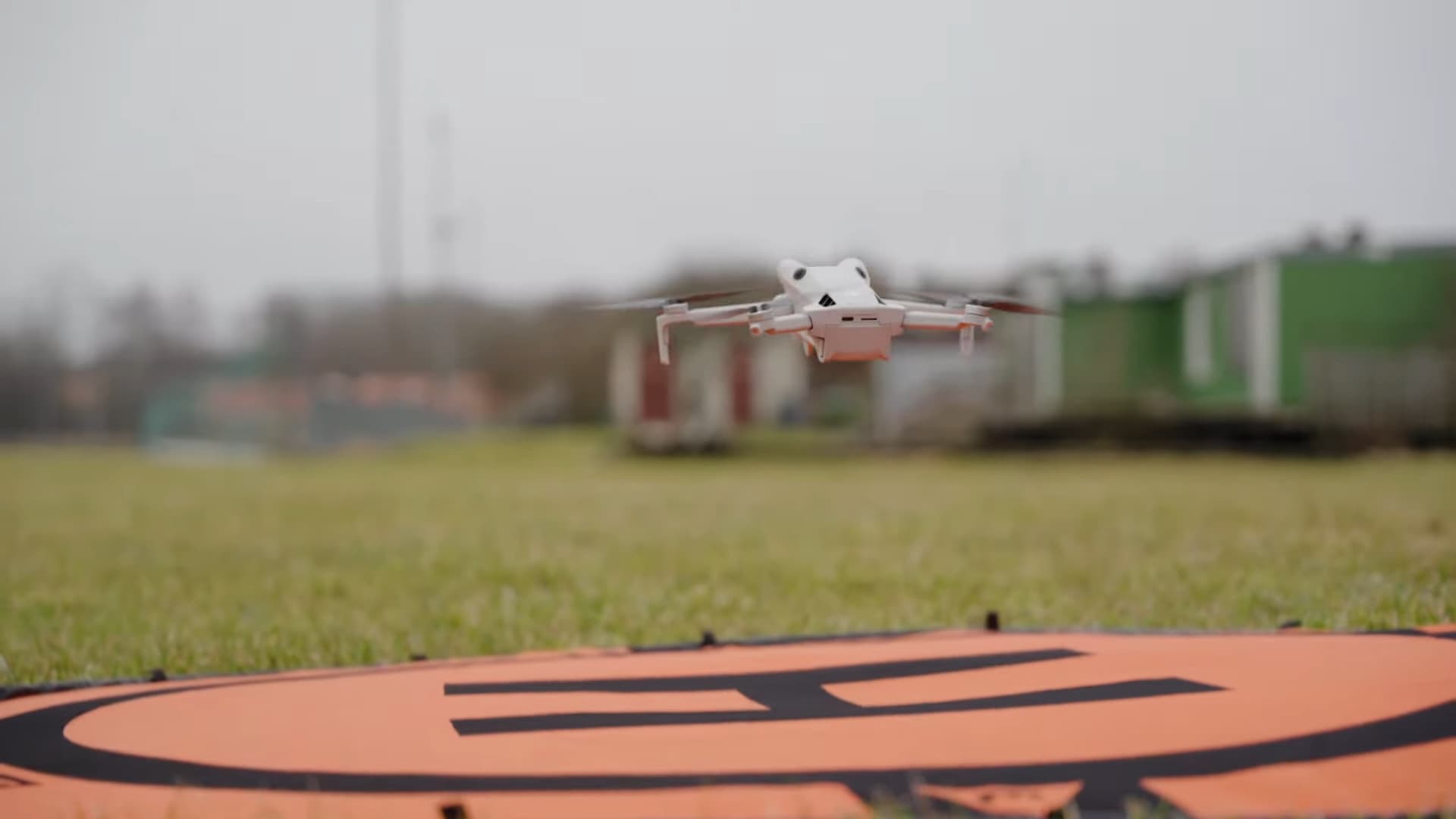 Drönare flyger över en landningsplatta