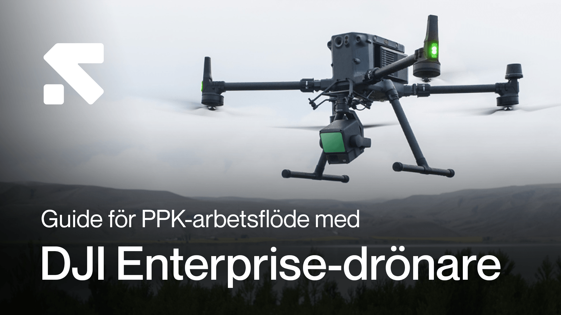 En DJI Enterprise-drönare svävar i luften mot en dimmig bakgrund, med text som beskriver en guide för PPK-arbetsflöde. en-dji-enterprise-dronare.png