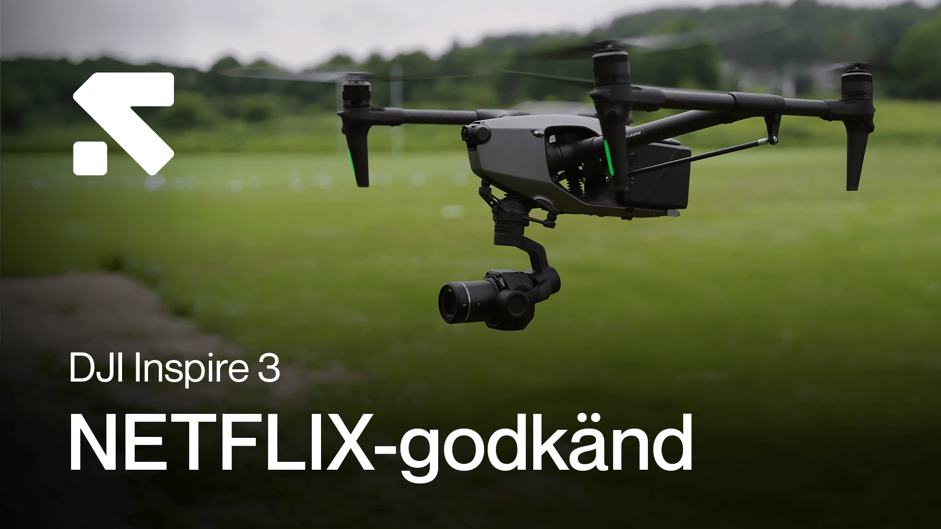 En DJI Inspire 3-drönare svävar över ett grönt fält, markerad som Netflix-godkänd. en-dji-inspire.png