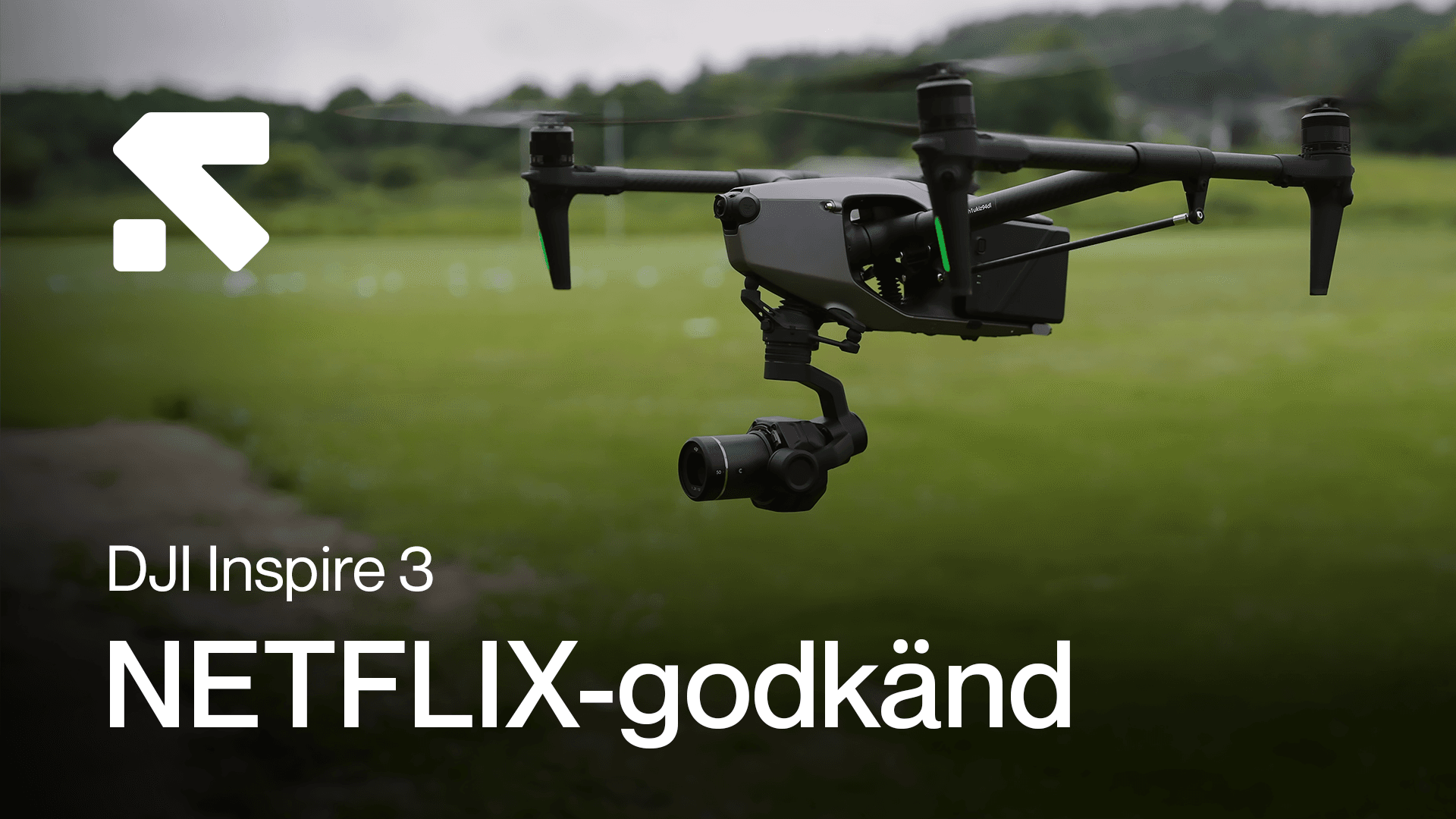 En DJI Inspire 3-drönare svävar över ett grönt fält, markerad som Netflix-godkänd.
