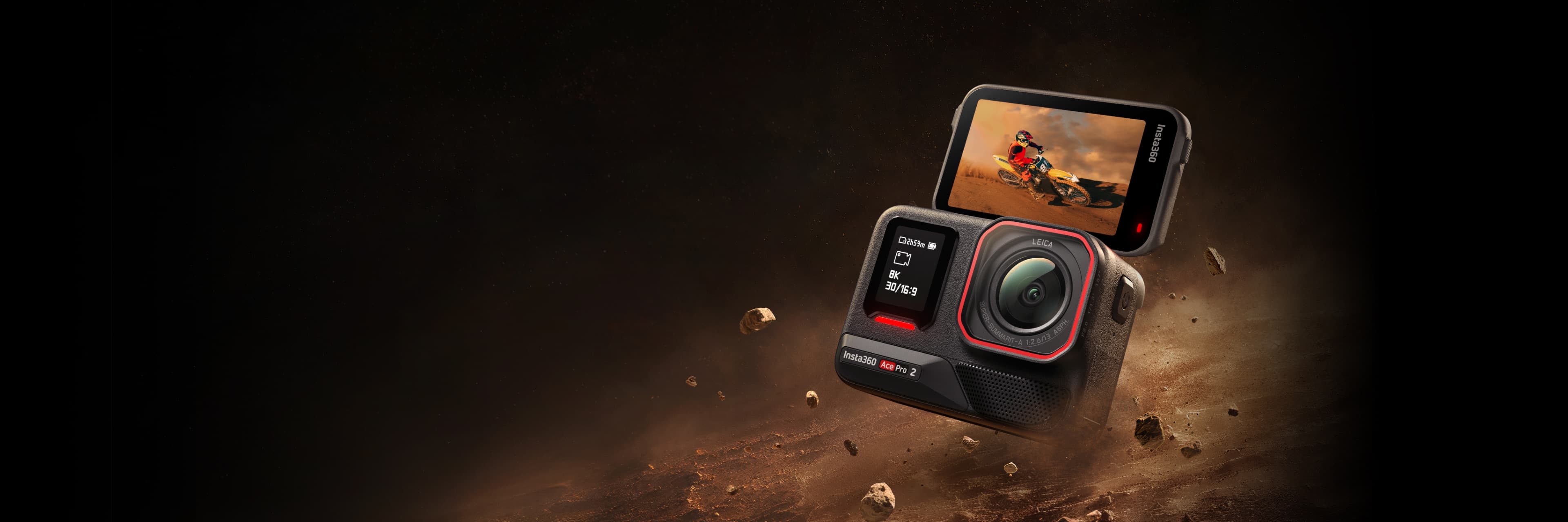 "Bild på en person som håller en Insta360 kamera mot en bakgrund av en stad med höga byggnader och blå himmel"