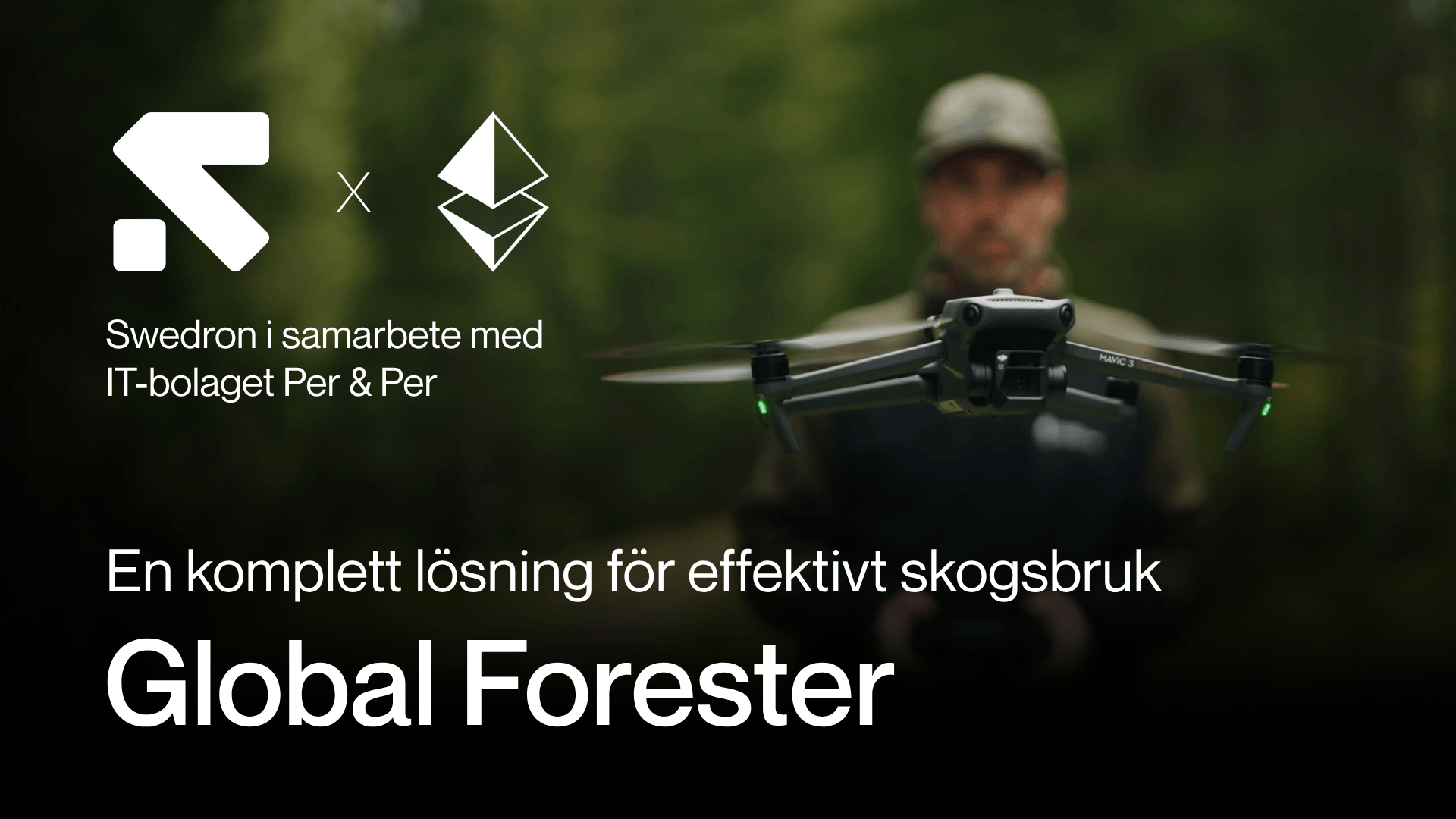 En drönare svävar framför en person i en skogsmiljö, med text om Swedrons samarbete med IT-bolaget Per & per för effektivt skogsbruk med Global Forester. en-dronare-svavar.png