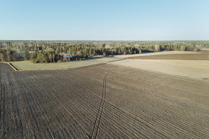 Åkermark med omgivningar synliga i bilden. Här gäller inte undantaget för åkermark, spridningstillstånd krävs.