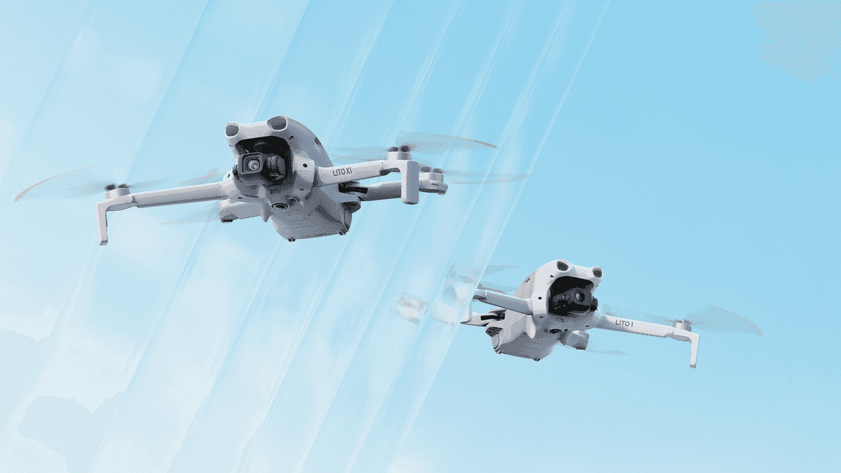 Två drönare (DJI Lito 1 och DJI Lito X1) flyger i formation mot en klarblå himmel, med propellrarna i rörelse.