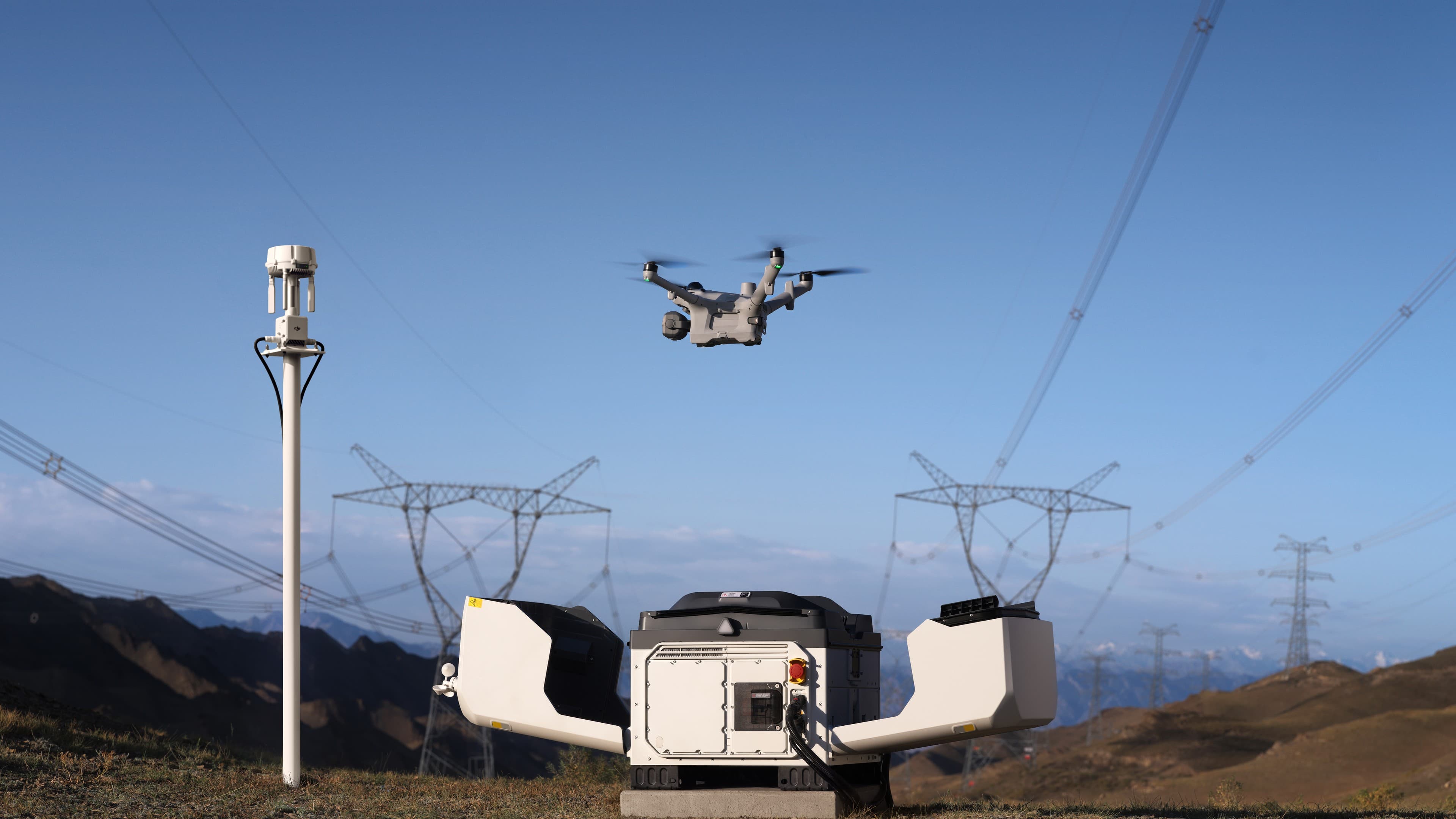 DJI Matrice 5TD lyfter från DJI Dock 4 vid en transformatorstation, O4 Ground Station på mast