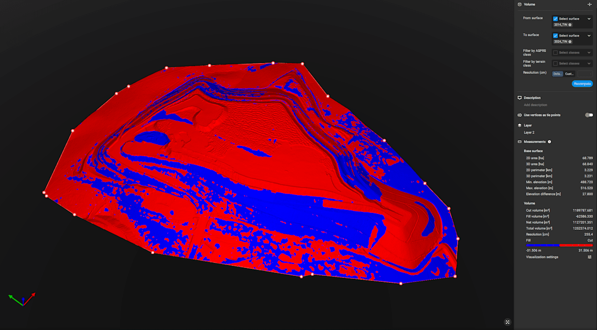 En 3D-modell visar en topografisk karta med höjdskillnader markerade i rött och blått, kompletterad med mätdata och inställningar i en sidopanel.