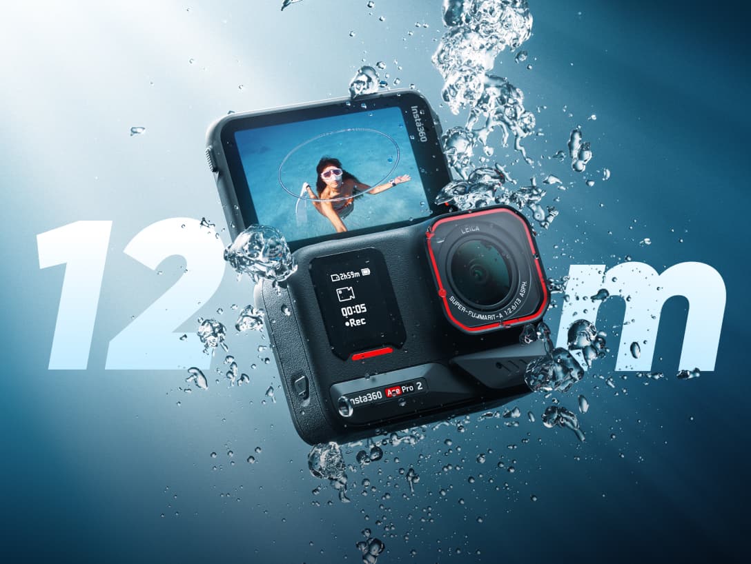 "Bild på en undervattenskamera som är vattentät upp till 39 fot, placerad under vatten med fiskar och koraller i bakgrunden."