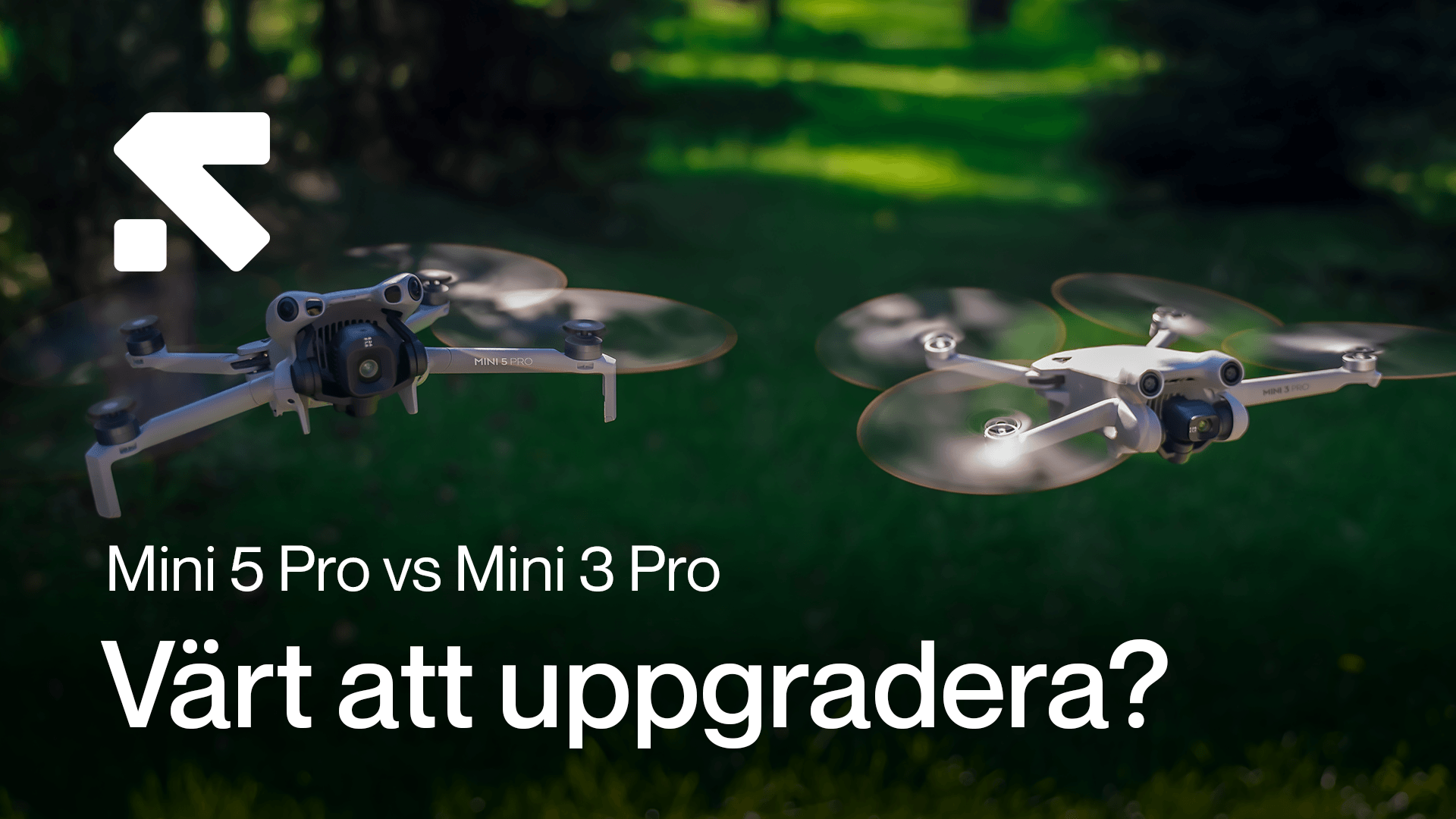 Två drönare, Mini 5 Pro och Mini 3 Pro, svävar över en grönskande bakgrund med texten 'Värt att uppgradera?'. tva-dronare-mini.png