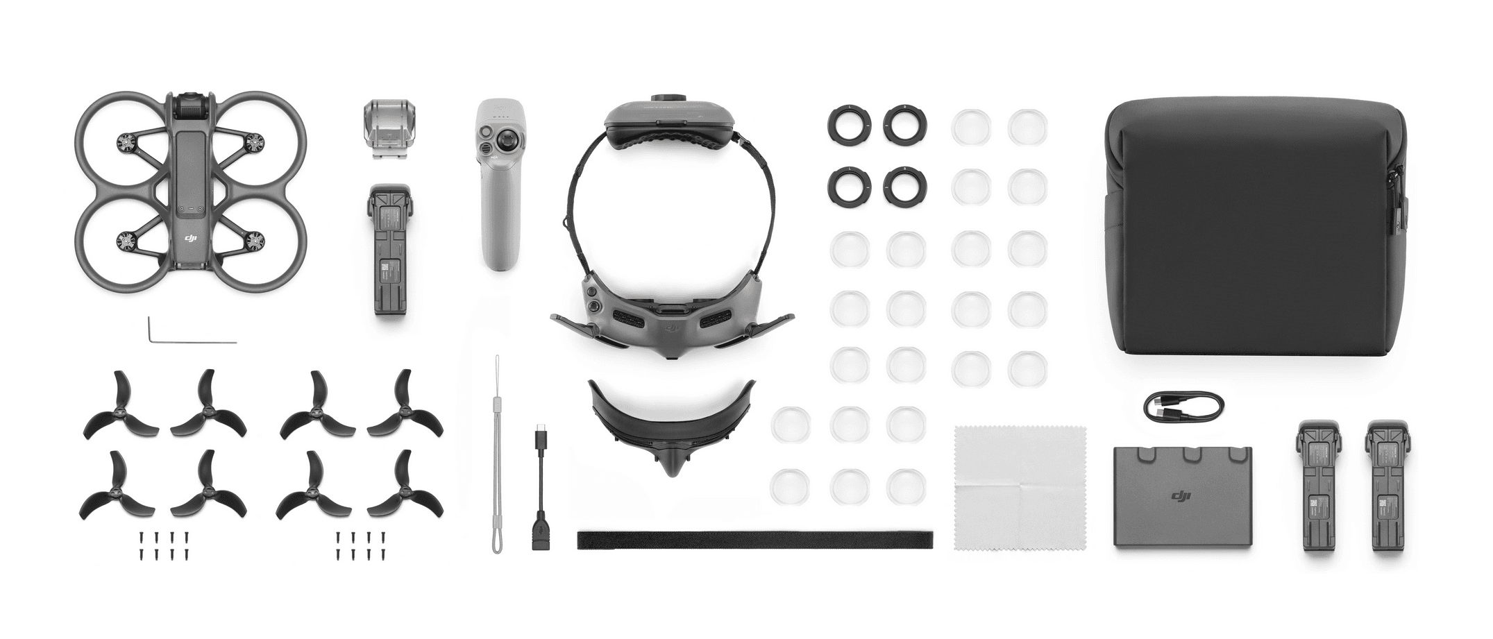 En uppsättning av DJI Avata 2-drönartillbehör inklusive propellrar, fjärrkontroll, headset och förvaringsväska, arrangerade på en vit bakgrund.