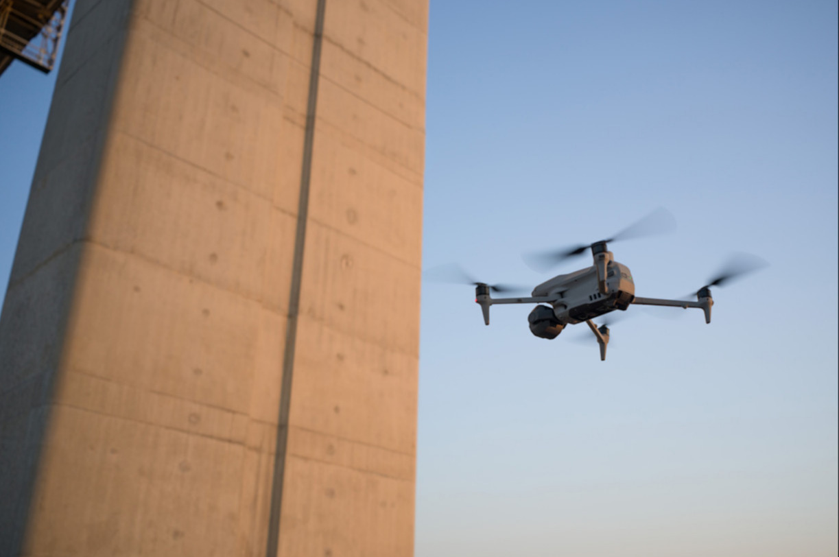 Matrice 4E under en bro