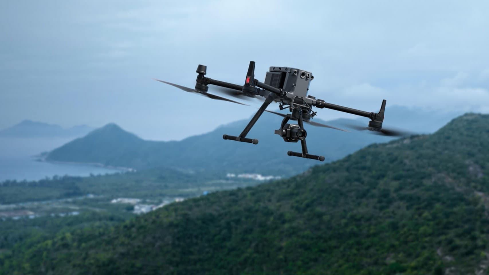 DJI Matrice 350 RTK med fullformatskameran Zenmuse P1 flyger över skogsklädda berg vid kusten