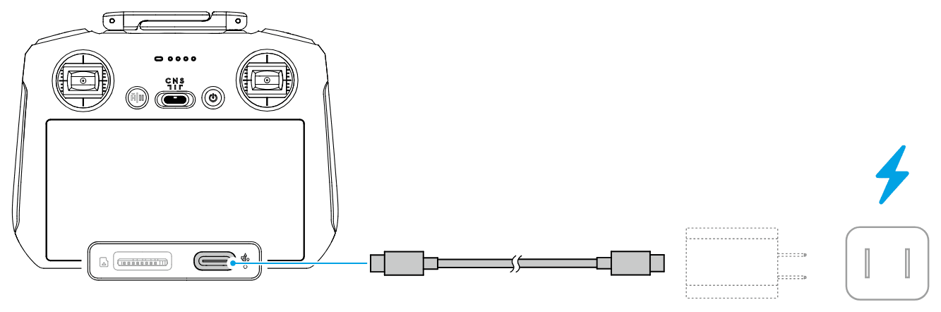 DJI RC 2 laddas med en USB-C-kabel från laddaren till porten nedtill på fjärrkontrollen.