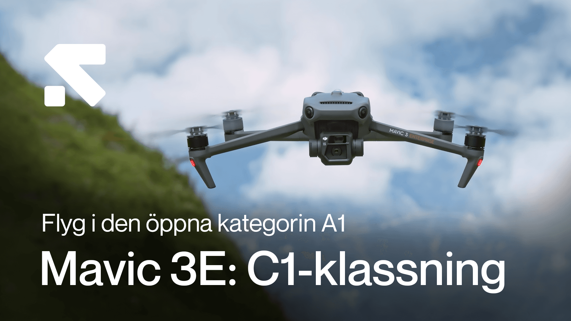 En Mavic 3E-drönare svävar i luften mot en bakgrund av blå himmel och gröna kullar, med text som beskriver dess C1-klassning.