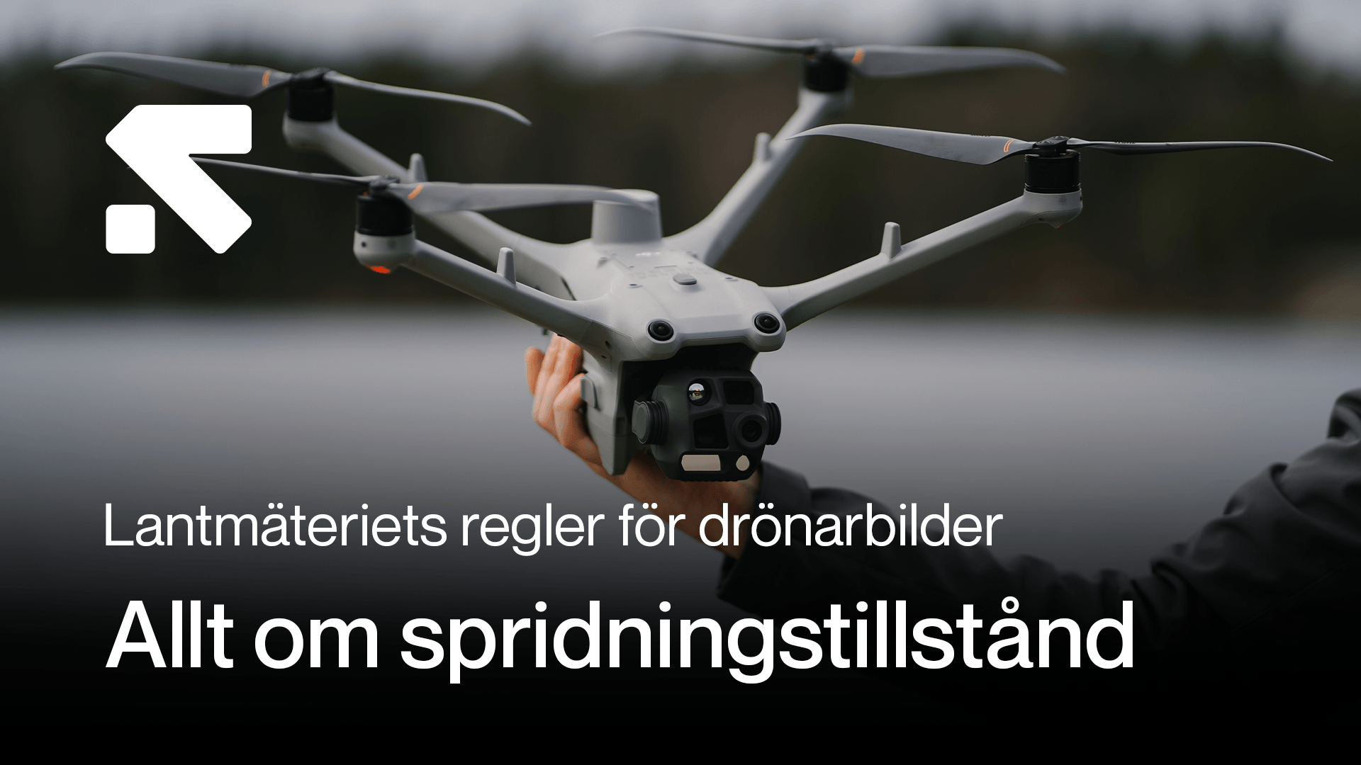 En person håller i en drönare vid en sjö, med text om Lantmäteriets regler för drönarbilder och spridningstillstånd. en-person-haller.png